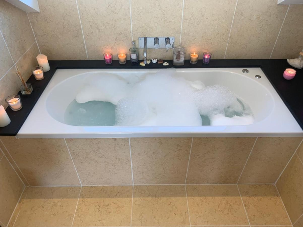 The Penthouse Bowness Luxury Loft Jacuzzi Bath & Complimentary Lakeview Spa Membership Extérieur photo