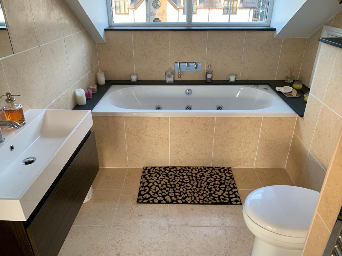 The Penthouse Bowness Luxury Loft Jacuzzi Bath & Complimentary Lakeview Spa Membership Extérieur photo