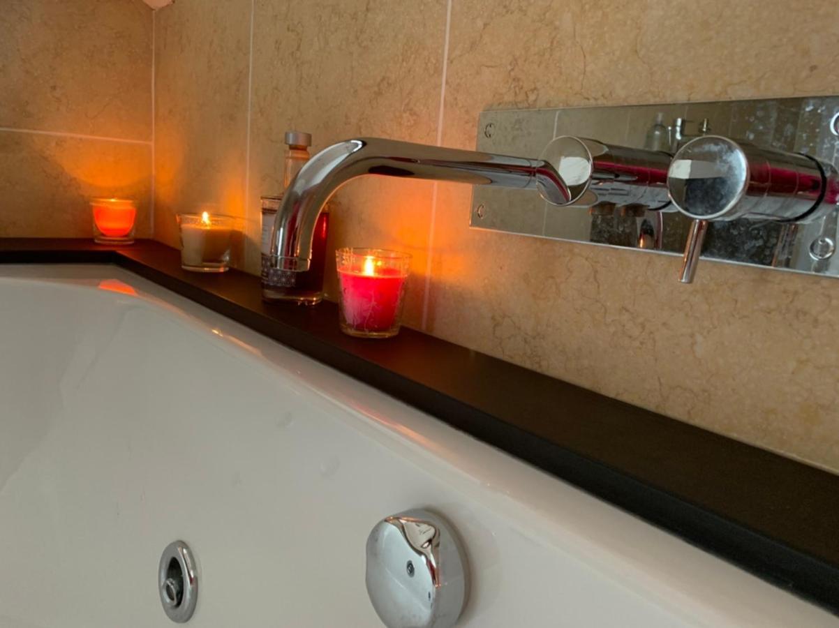 The Penthouse Bowness Luxury Loft Jacuzzi Bath & Complimentary Lakeview Spa Membership Extérieur photo