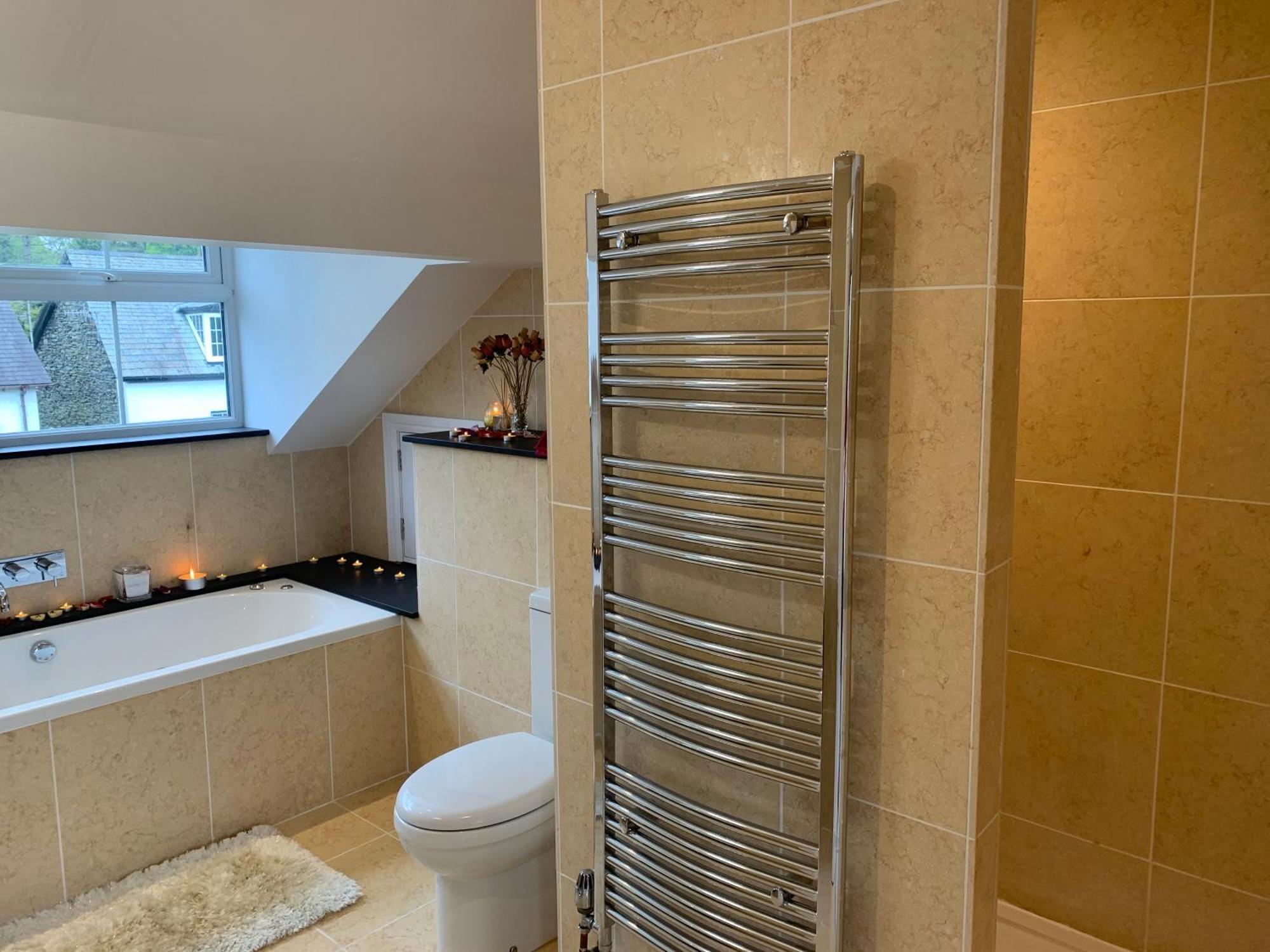 The Penthouse Bowness Luxury Loft Jacuzzi Bath & Complimentary Lakeview Spa Membership Extérieur photo