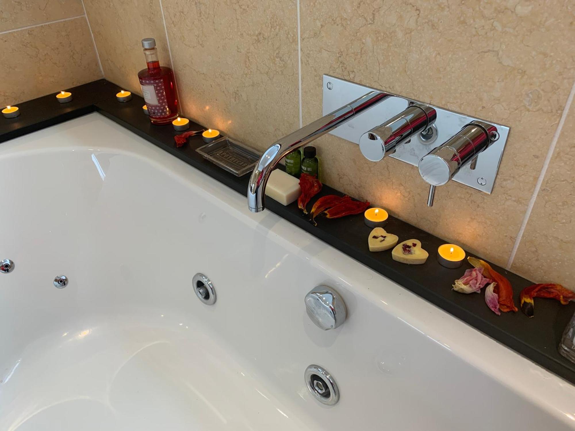 The Penthouse Bowness Luxury Loft Jacuzzi Bath & Complimentary Lakeview Spa Membership Extérieur photo