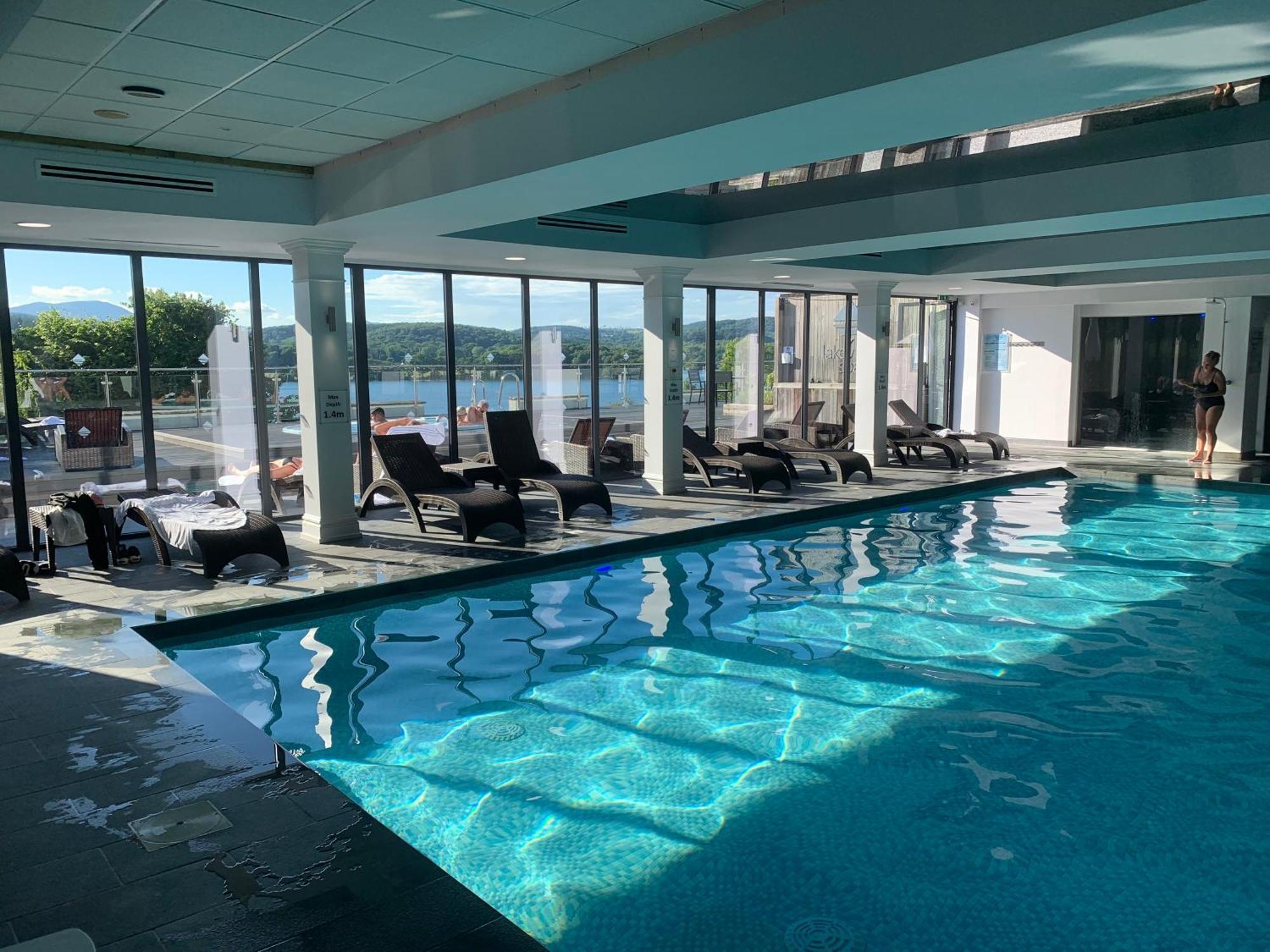 The Penthouse Bowness Luxury Loft Jacuzzi Bath & Complimentary Lakeview Spa Membership Extérieur photo